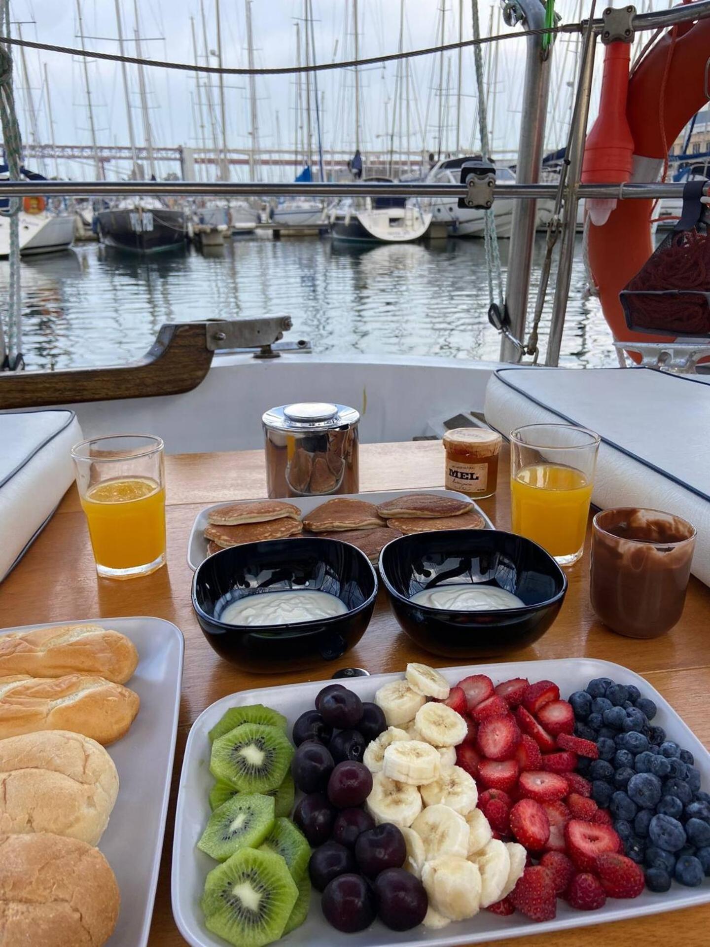 Botel Sailing Tours - Night On Board - Alcantara Lissabon